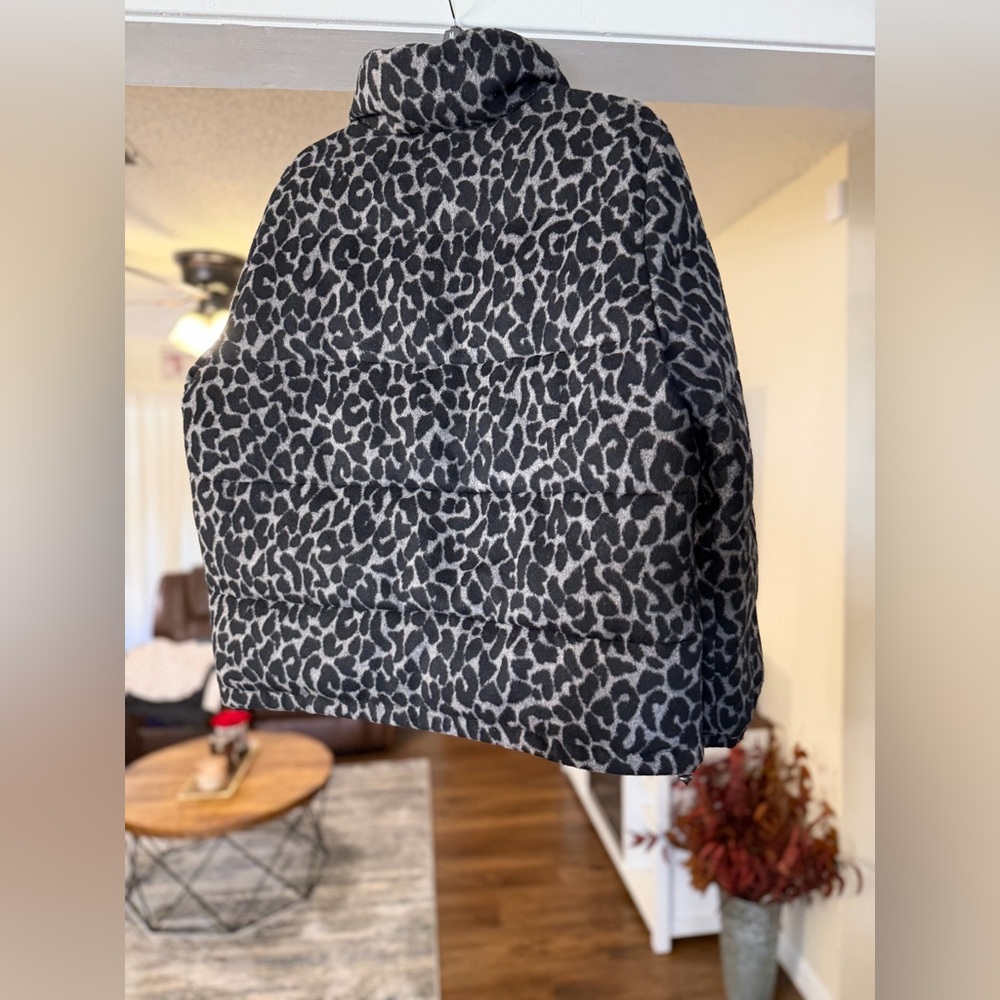 Levi's Women’s Zoe Gray Black Leopard Print Puffer Jacket - Picture 2 of 4